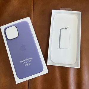 Open box. Original leather Case with MagSafe.